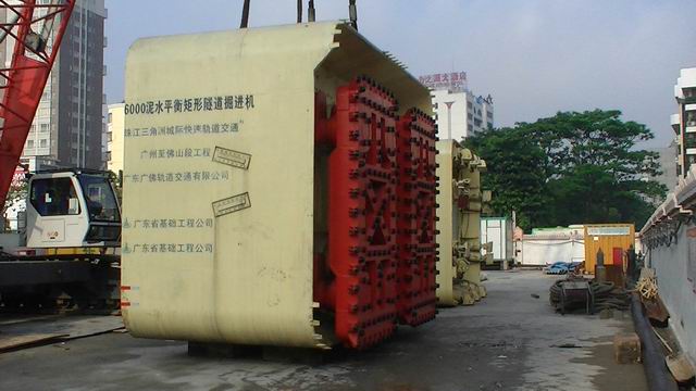 40噸級(jí)大斷面雙艙矩形整體預(yù)制管廊吊裝